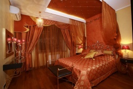 Кровать с пологом из жатой органзы, оформление окна композицией из ламбрекенов