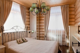 фото интерьера спальни в деревянном доме