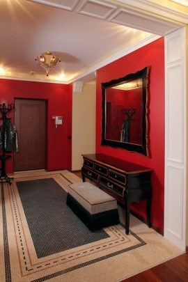 фото интерьера прихожей с красными стенами