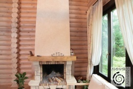 фото интерьера гостиной с камином в деревянном доме