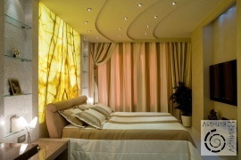 Панно и з оникса с подсветкой, дизайн интерьера спальни в современном стиле