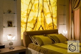 Панно из оникса с подсветкой, мозаика в спальне, дизайн интерьера спальни в современном стиле