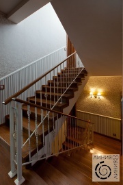 Лестница облицована дубовыми ступенями