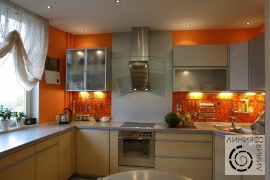 фото дизайна интерьера кухни под окном