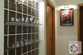 фото стены из стеклоблоков между гардеробной и коридором 
