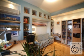 фото дизайна интерьера кабинета с нишами и встроенным светом