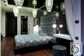 фото дизайна интерьера спальни с черной стеной