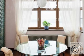 фото дизайна интерьера столовой на фоне углового окна