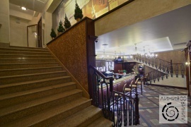 бар ресторана с лестницей в вип-зал