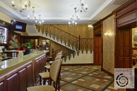 фото барной стойки и лестницы в вип-зале