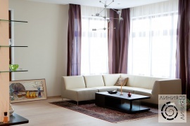 Дизайн интерьера гостиной в современном стиле, гостиная с большими окнами, белый угловой диван в гостиной