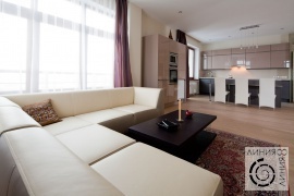 Дизайн интерьера гостиной в современном стиле, угловой диван в гостиной, гостиная совмещенная с кухней