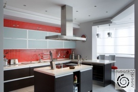 красная мозаика с бело-коричневой кухней
