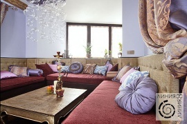 фото кальянной комнаты с текстильным потолком