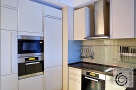 фото белой кухни с темной столешницей