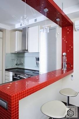 красная мозаика в дизайне интерьера кухни