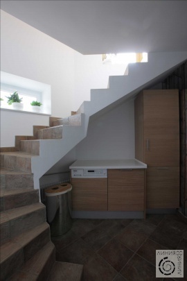 лестница вниз на цокольный этаж со спальнями