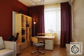 фото кабинета с красно-бардовой акцентной стенкой