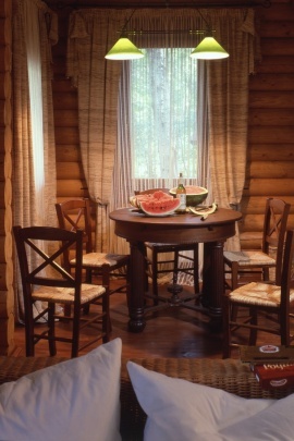фото интерьера столовой в деревянном доме