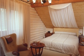 фото интерьера спальни в деревянном доме