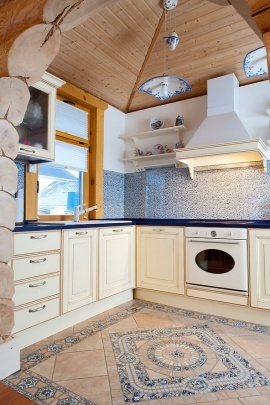 фото интерьера кухни в деревянном доме