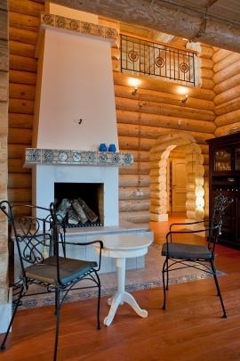 фото интерьера столовой с камином в деревянном доме