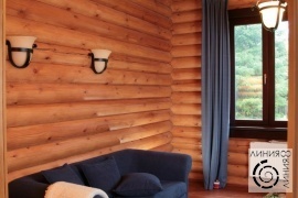 фото интерьера гостиной комнаты в деревянном доме