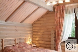 фото интерьера спальни на мансарде деревянного дома