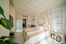 Кровать с мягким изголовьем, дизайн интерьера спальни в современном стиле, панно из оникса