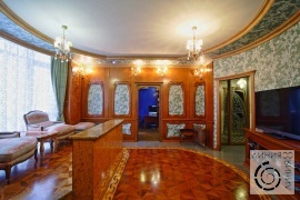 фото гостиной с деревянными буазери в стиле модерн