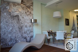 Фото гостиной со стеной из мрамора.